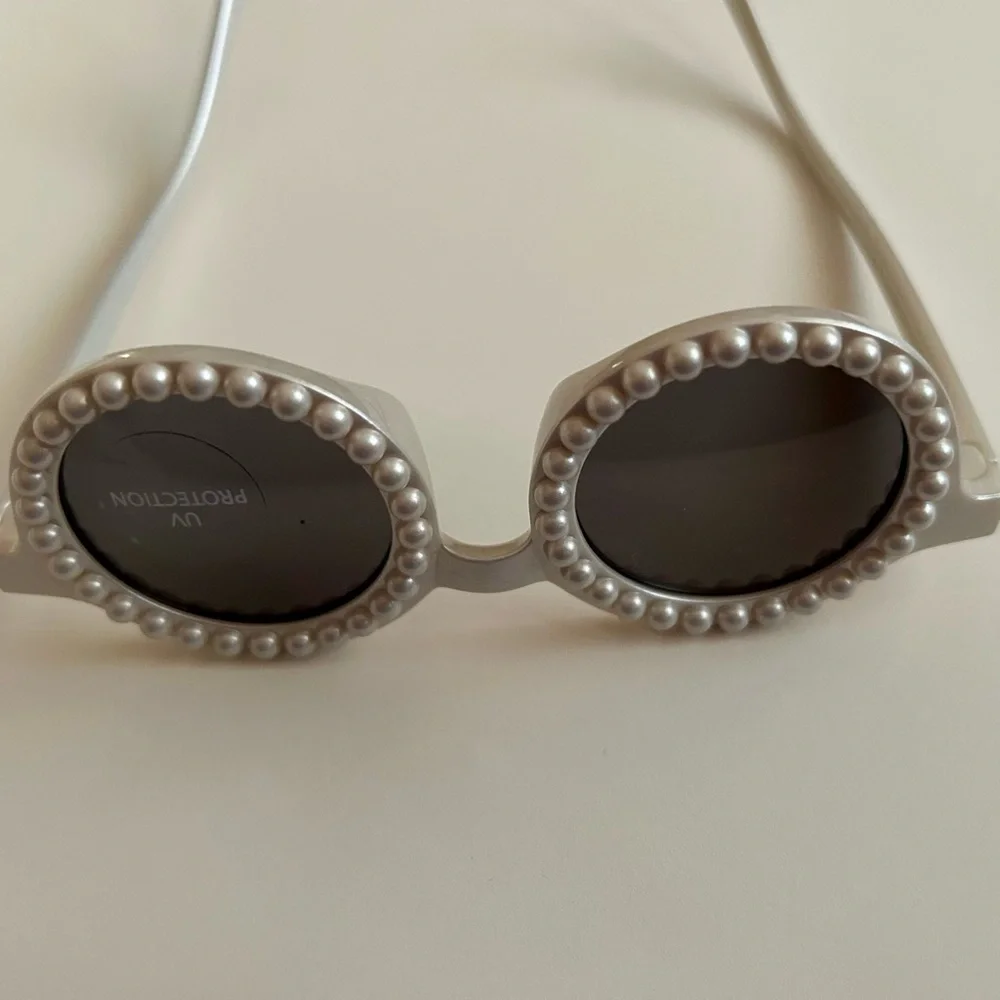 New Rachel Zoe Girl's Sunglasses Faux Pearl Rims Grey Temples UV Protection